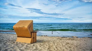 Strandkorb am Strand.