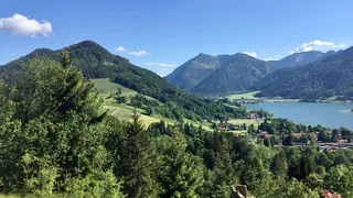 Camping Schliersee: The turquoise blue Schliersee from above and mountains all around