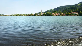The campsite Schliersee directly on the shores of the lake with mountain views