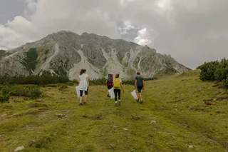 Müllsammeln während der Bergwanderung