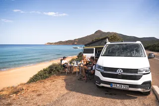 VW California Ocean beim Camping am Strand in Griechenland