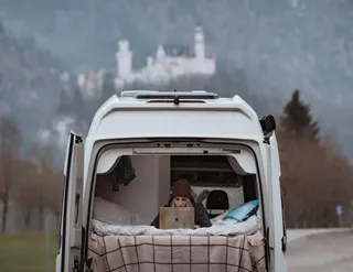 VW Grand California 600 Heckansicht vor Bergen