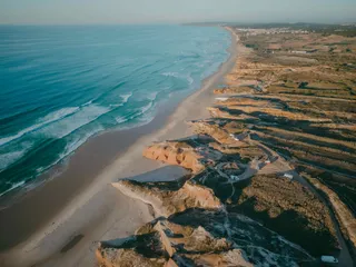 Viele Camper an der Kueste in Portugal beim Ueberwintern aus Vogelperspektive