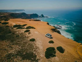 Ueberwintern in Portugal mit Wohnmobil: Camper an der Kueste aus Vogelperspektive