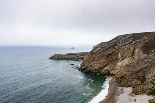 Die Küste auf der Halbinsel Crozon im Naturpark Armorique in Frankreich.